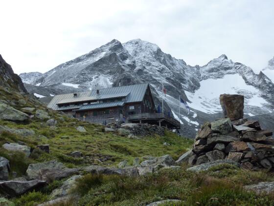Kasseler Hütte vor Grüne Wand Spitze (Bildmitte) - Capanna Kasseler Hütte di fronte a Croda Verde (al centro)