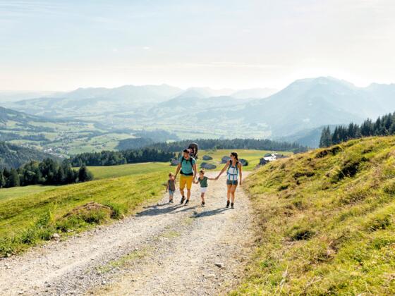 Wandern mit Ausblick auf dem Bödele