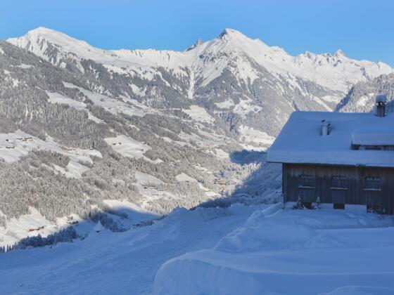 Tief verschneite Winterlandschaft in Raggal