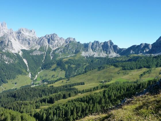 links Bischofmütze, rechts Gosaustein