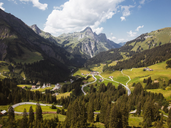 Hochkünzelspitze, Rechts davon das Rothorn und im Schatten der langgezogene Hochberg