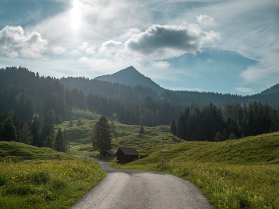 Start der Sonnenuntergangswanderung beim Wanderparkplatz Tschengla