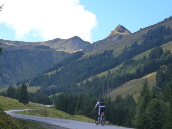 Am Anfang der Auffahrt zur Lindlingalm. Immer im Blickfeld: Die Felspyramide des Tristkogels.