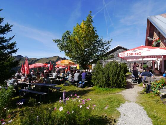 Begehrte Sonnenterrasse an der Nesselwängler Edenalpe