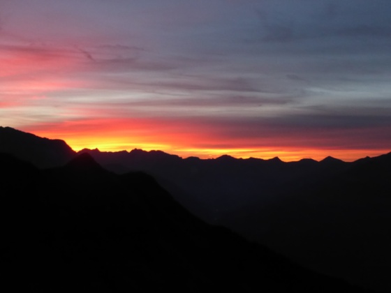 Mit etwas Glück kann man am Abend von der Terrasse der Edelhütte aus ein außergewöhnliches Abendrot, bei Einheimischen auch "Feuer am Himmel" genannt beobachten.
