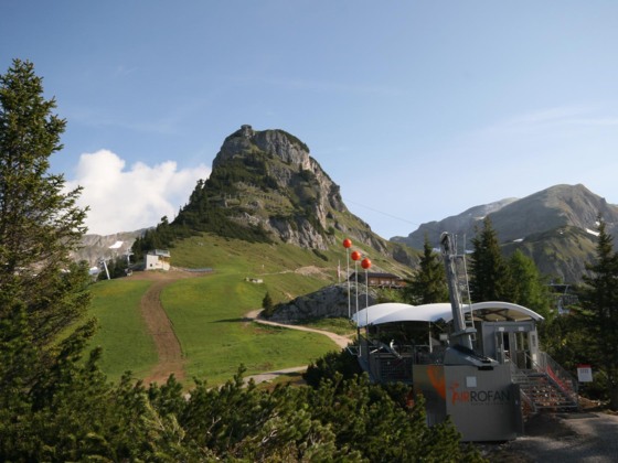 Blick auf den vom "Skyglider Air Rofan" verschandelten Hüttengipfel Gschöllkopf