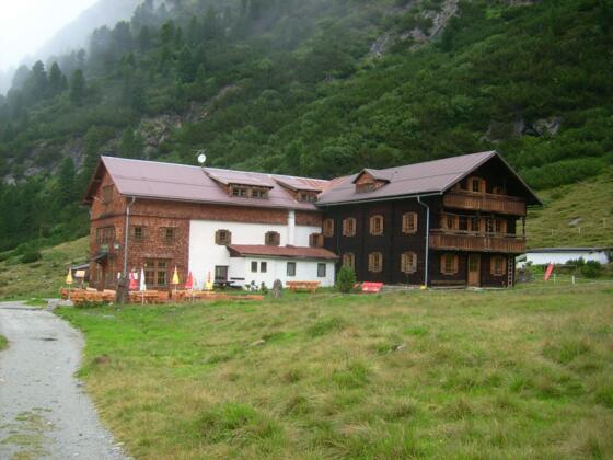 Die Alpenrosenhütte im oberen Zemmgrund.