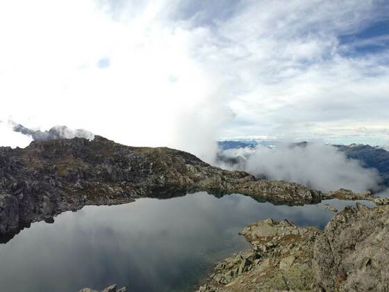 Kristallklarer Bergsee vor dem Gipfel der Wildkarspitze