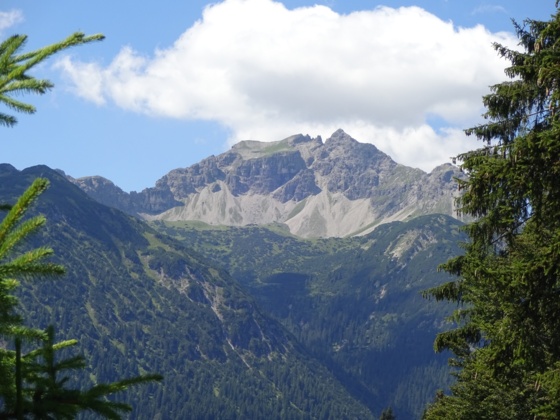 Blick auf die Lailach mit rechts abfallendem Nordgrat