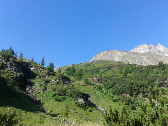 Blick vom Schutzhaus Neubau zum Radhaus und auf den Hohen Sonnblick