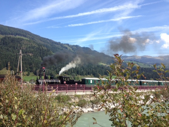 Die "alte" Dampflok ist an ausgewählten Tagen im Sommer direkt neben der Salzach von Zell am See bis Krimml unterwegs.