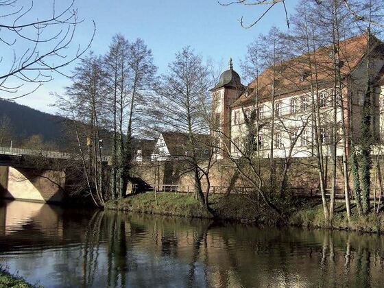 Historische Gebäude, Flüsse und sanfte Hügel säumen den Spessartweg.