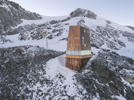 Die neu errichtete Schwarzensteinhütte in den Zillertaler Alpen.