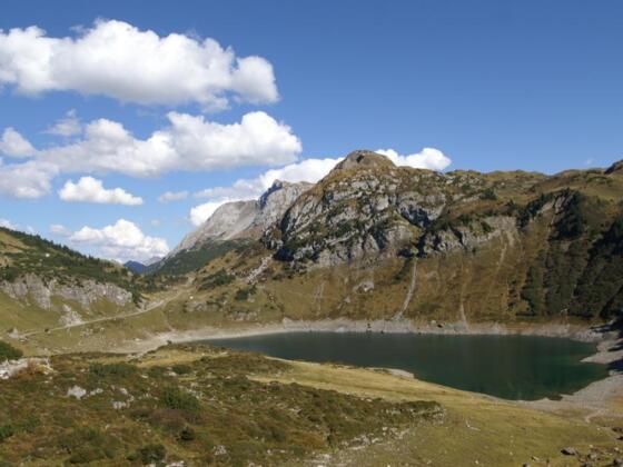 Blick in der Nähe von der Freiburger Hütte auf den Formarinsee