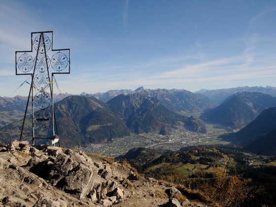 Am Gipfel der Mondspitze. Rund 1.400 Meter unterhalb breitet sich die Alpenstadt Bludenz aus, das Klostertal schlängelt sich Richtung Arlbergpass.