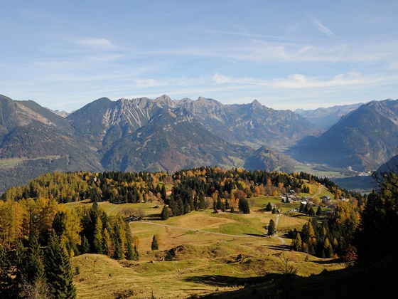 Das liebliche Hochplateau der Tschengla  ist Start- und  Endpunkt der Rundtour und beeindruckt im Herbst mit einem herrlichen Farbenspiel