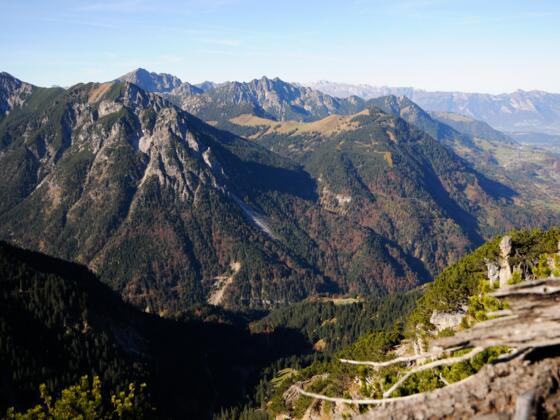 Zwischen Mondspitze und Schillerkopf überschaut man wunderbare Seitentäler und Gipfel bis zu den ersten Schweizer Bergen