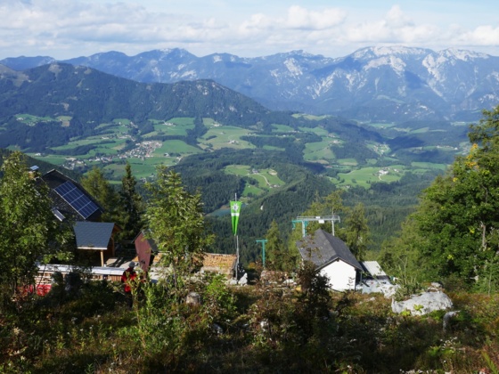 Zellerhütte mit Blick in Richtung Sensengebirge (Hoher Nock)