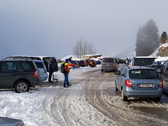 Die Parkmöglichkeiten in Innerst sind begrenzt und kostenpflichtig (€ 10,-). Aber es gibt eine Alternative und einen Shuttlebus.