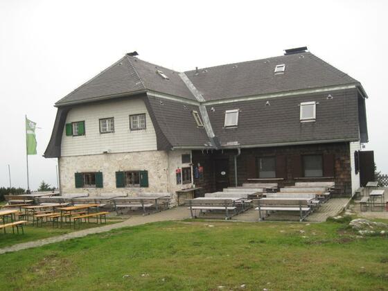Das Hochleckenhaus lädt ein zum gemütlichen Verweilen und lockt mit guter Hausmannskost.
