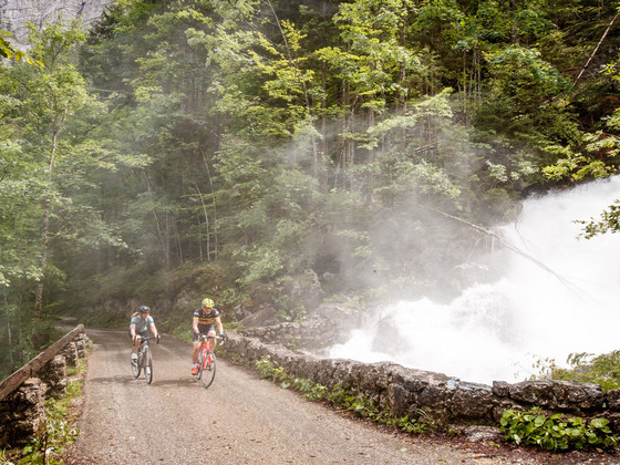 Gravel Biken neben tosenden Wasserfällen