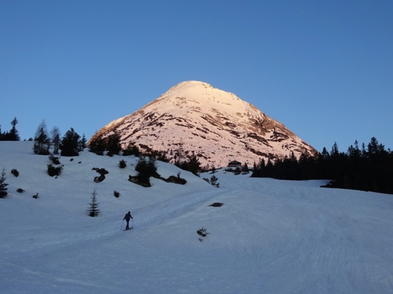 Auf dem Weg zur Rauthhütte, die bereits in Sicht ist. Hinten der mächtige Osthang, über den Aufstieg erfolgt.