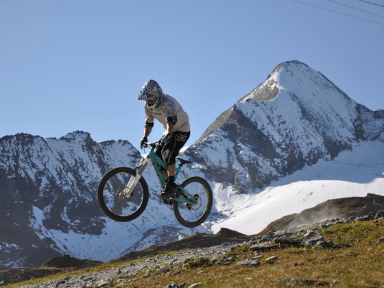 Anspruchsvolle alpine Trails mit Gletscherblick
