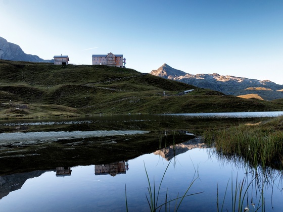 Neue Heilbronner Hütte mit Sonnenaufgangsstimmung