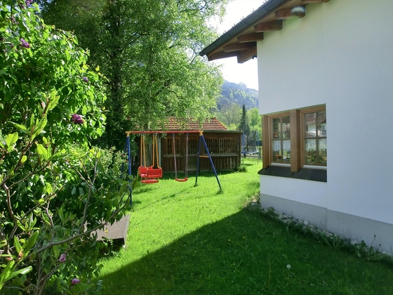 Garten mit Kinderspielplatz
