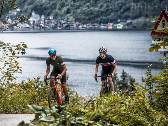 Rennradfahren im Salzkammergut entlang von Seen