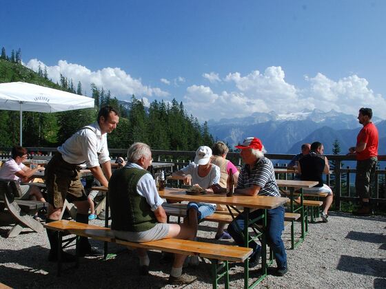 Terrasse des Alpengasthauses Hütteneck