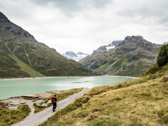 Am Silvrettasee entlang, vor einem der Piz Buin mit dem Ochsentaler Gletscher