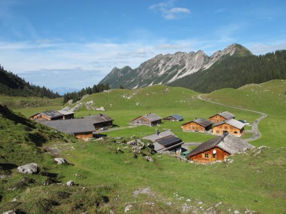 Die Alpe Laguz mit Breithorn und Kellaspitze im Hintergrund