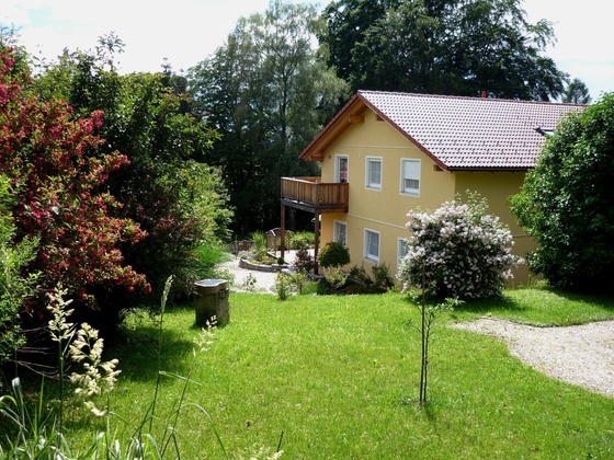 Hausansicht mit Garten