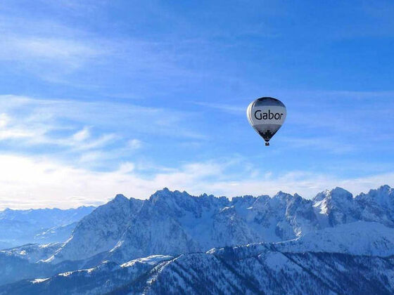 Ballonfahrt über den Alpen.