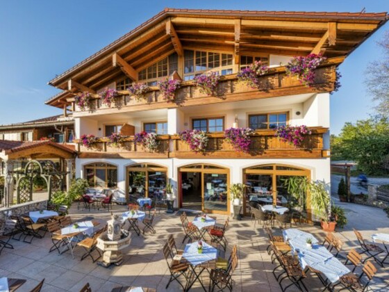 Kurfer Hof - Hausansicht mit Biergarten