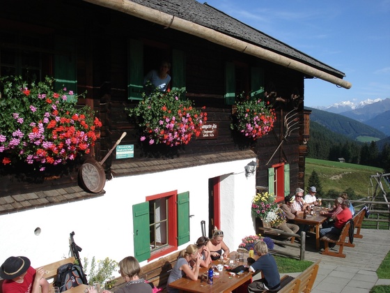Gemütliche Einkehr auf der Baumgartenalm