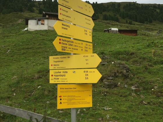 Tourstart an der Hütte. Die gesamte Route ist bestens markiert und ausgeschildert.