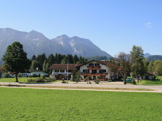 Hausansicht mit Kienberg und Rauschberg