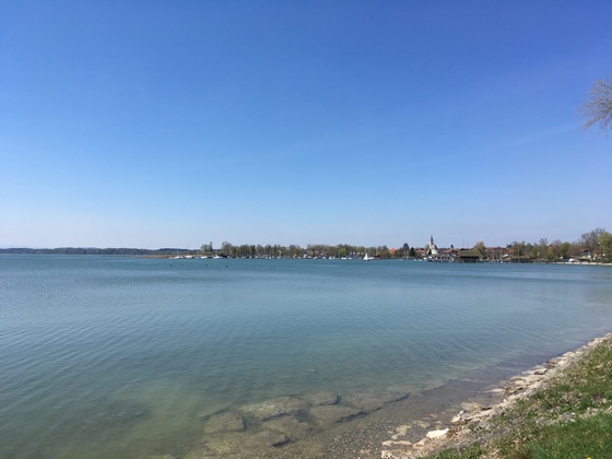 Blick vom See gegenüber zur Dorfmitte
