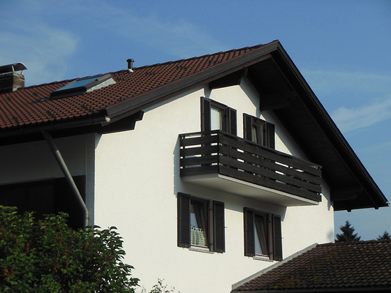 Hausansicht mit Balkon der Ferienwohnung