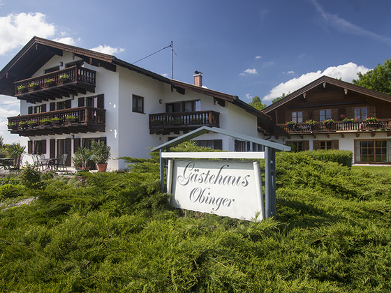 Hausansicht mit Hausschild