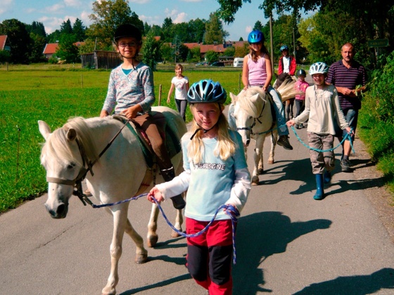Ponyreiten am und um den Blaslhof