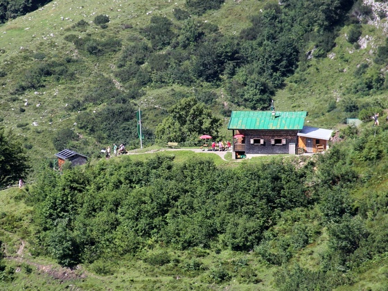 Ackerlhütte, munteres Treiben auf der Terasse.