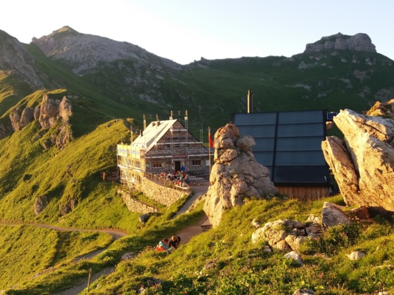 Im Abendlicht erstrahlende Pfälzerhütte vor Augstenberg und Gorfion.