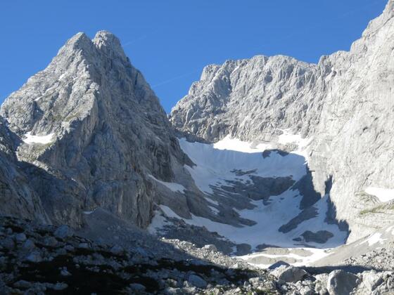Blaueisspitze mit Gletscher zur Rechten und links die Wände des Hochkalters