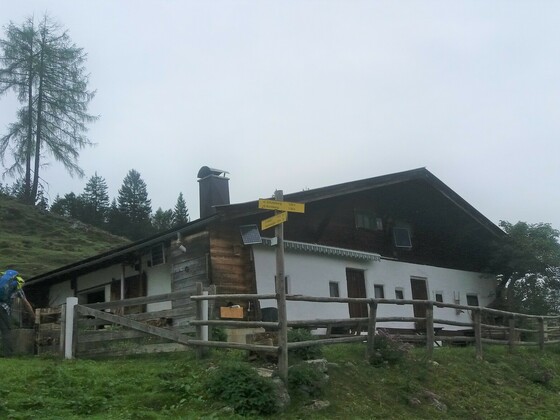 Das unbewirtschaftete Almgebäude mit Tisch und Bank, 1297 m