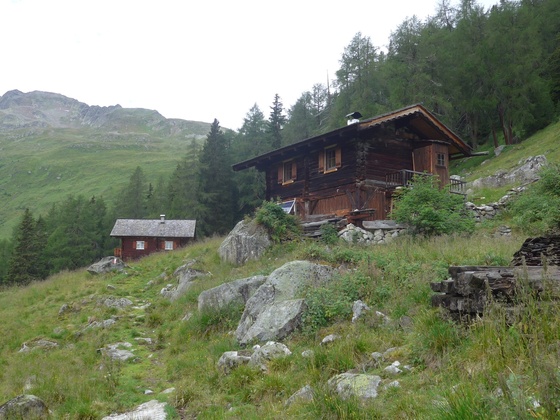 Die Lappach Alm, im Hintergrund das Deferegger Pfannhorn