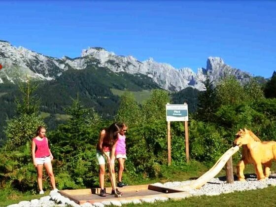 GaudiGolf vor der Kulisse des Gosaukammes