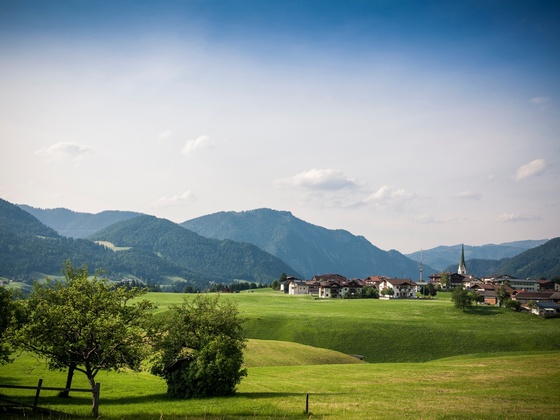 Blick auf das Dorf Brandenberg im Sommer